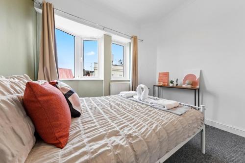 a bedroom with a bed and a large window at Twickenham Retreat 2 bed Beauty in Twickenham