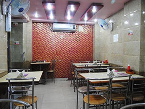 Reštaurácia alebo iné gastronomické zariadenie v ubytovaní Hotel Mittal Paradise