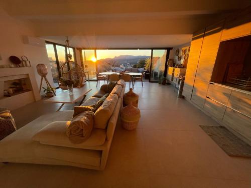 un salon avec un canapé et une table dans l'établissement Sunset villa tennis et piscine collectif, à Cassis