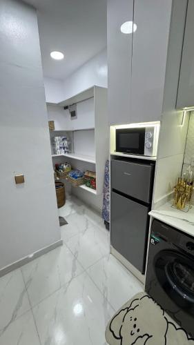 una cucina con fornelli e microonde di Triangle a Lekki