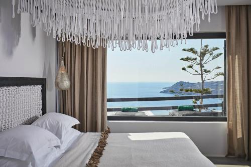 Postel nebo postele na pokoji v ubytování Myconian Utopia Relais & Chateaux