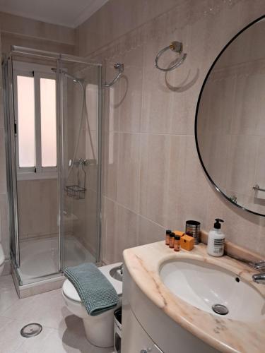 a bathroom with a sink and a shower with a mirror at TrendyHomes El Puerto de Almería, próximo Playa y Centro,3 HAB, Espacioso, Familias, Wifi in Almería