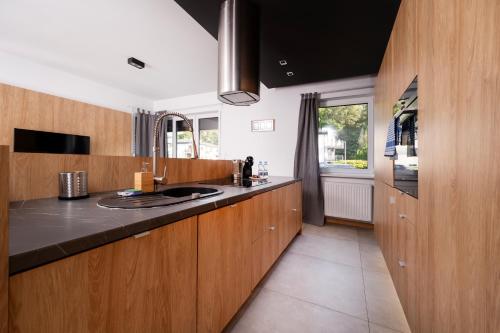 Η κουζίνα ή μικρή κουζίνα στο Graniczna Deluxe Apartament