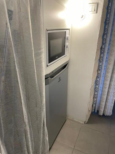 - une petite télévision installée au-dessus d'un réfrigérateur dans l'établissement Coeur de Bastide, à Bordeaux