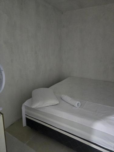 Una cama o camas en una habitación de kitnet