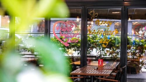 ein Fenster eines Restaurants mit einem Holztisch davor in der Unterkunft Milord Hotel in Istanbul