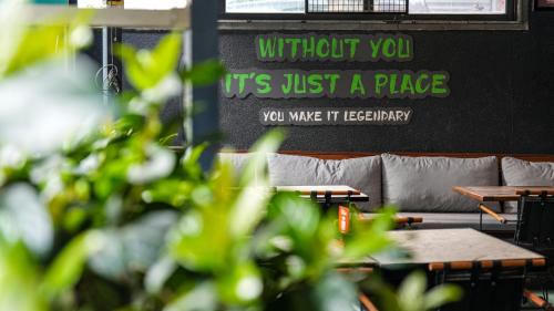 eine Couch in einem Restaurant mit einem Schild an der Wand in der Unterkunft Milord Hotel in Istanbul