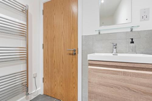 Vannituba majutusasutuses 27 The Silkworks Cov 2 Bed Apt Sleeps 6