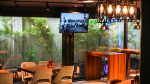 ein Esszimmer mit Tisch und Stühlen und einem Fernseher in der Unterkunft Milord Hotel in Istanbul