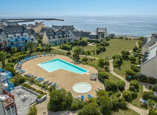 an aerial view of a resort with a swimming pool at Charmante maison à Guilvinec avec piscine partagée in Le Guilvinec