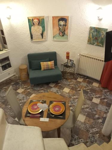 - un salon avec une table et un canapé vert dans l'établissement L'insolite et médièvale Tour Yselda, à Saint-Pourçain-sur-Sioule