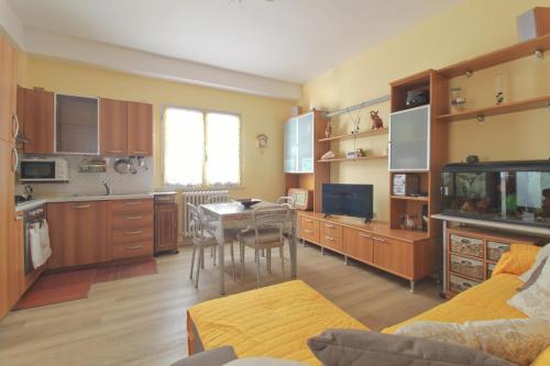 a kitchen with a table and a dining room at Appartamento di 60mq in centro sul corso principale "Nazario Sauro" di Giulianova lido ,a 200 m dal mare in Giulianova