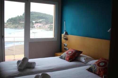 Posteľ alebo postele v izbe v ubytovaní Hostal La Fosca