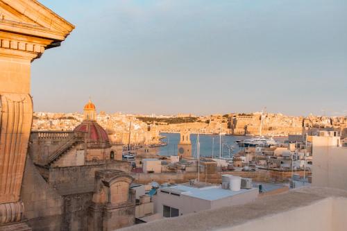 une vue d'une ville depuis un bâtiment dans l'établissement 15 Main Gate, à Il-Birgu