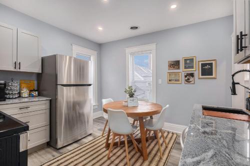Η κουζίνα ή μικρή κουζίνα στο Remodeled Washer Dryer Mins to Beach & Downtown