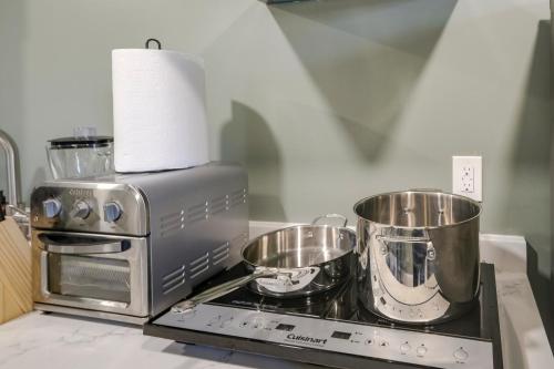 Η κουζίνα ή μικρή κουζίνα στο 18 Mi to DC Upscale Apartment in Fort Washington!