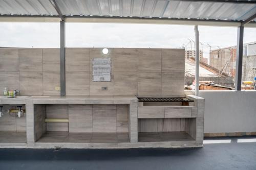a building with a counter in a building at ALQUILO''APARTAMENTO COMPLETO con ZONA PRIVADA SOCIAL BARBECUE BBQ'' para FAMILIAS-3 HABITACION-2 duchas in Cali
