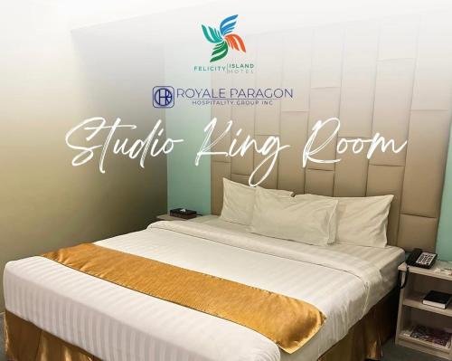 a bed in a room with a king room at Mactan Felicity View Hotel in Lapu Lapu City