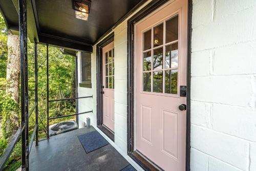 Gallery image of Lake Hickory Trio 1 BR Pink Unit in Hickory