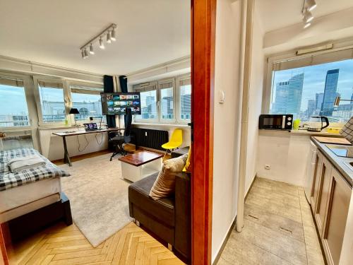 ein Wohnzimmer mit Blick auf ein Gebäude in der Unterkunft BLUE 1 Lux metro fast Wifi 8Gbs 75'TV Netflix ShowMax Disney in Warschau
