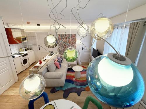 - un salon avec un grand vase bleu au sol dans l'établissement Pop Art & Vibrant Parisian Flat, à Paris