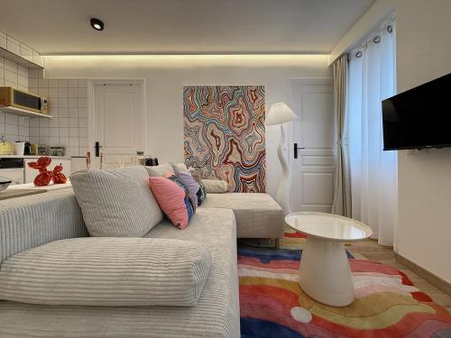 Pop Art & Vibrant Parisian Flat AC Near Opera