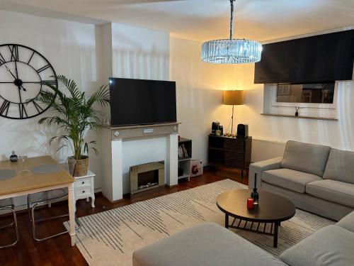 un salon avec un canapé et une télévision dans l'établissement Cristal, à Bruxelles