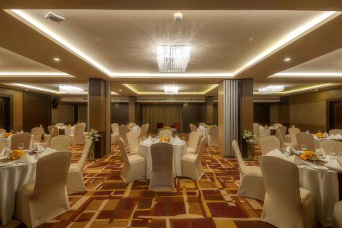 Un restaurante o sitio para comer en Days Hotel by Wyndham Chennai OMR