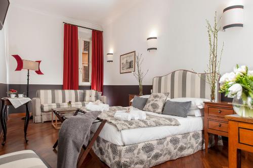 ローマにあるAll'Orologioのベッドルーム1室(ベッド1台、ソファ、テーブル付)