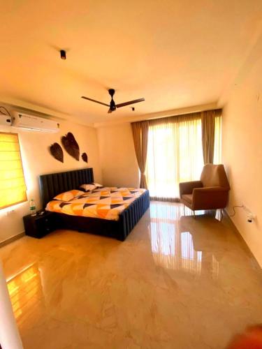Un ou plusieurs lits dans un hébergement de l'établissement Noach Villa, Spacious with Private Pool just 30 km from E-City