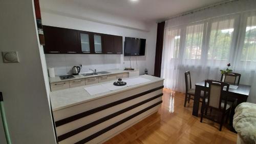 Televisyen dan/atau pusat hiburan di Apartman Tahirović