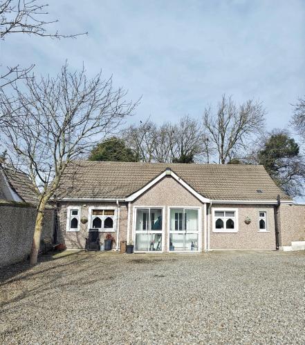 una gran casa de ladrillo con una gran entrada en The Curragh Studio, en The Curragh