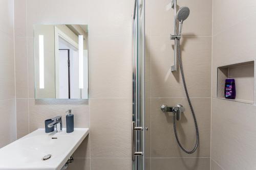 Salle de bains dans l'établissement Flex SelfCheckIns 101 - Zagreb - 2 Bedrooms - Parking - Loggia