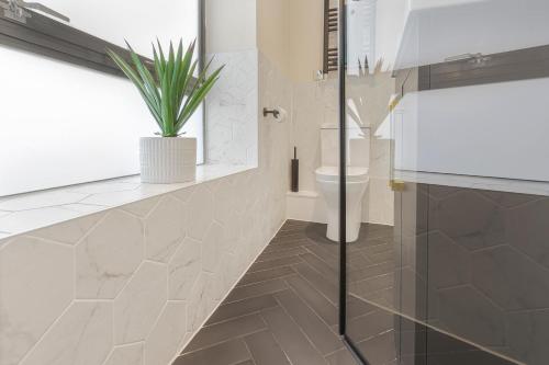 a bathroom with a shower and a toilet at Brighton Central Crown - Rose Platinum Properties in Brighton & Hove