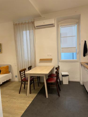 une pièce avec une table, des chaises et un lit dans l'établissement Appt 2 chambres au centre ville 3è, à Marseille