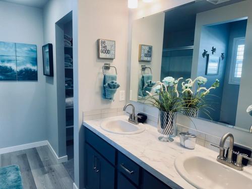 Vannituba majutusasutuses The VILLAGE WALK at Sunset Arch - 4 bedroom sleeps 1 to 11