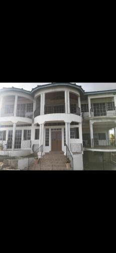 Un balcón o terraza en Bayview Villa