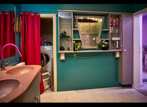 a bathroom with a blue wall and a red shower curtain at Schöne Gartenwohnung in Salzburg