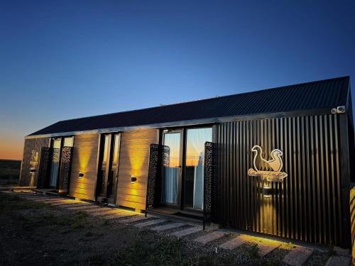 un edificio con un gallo a su lado en Cauquenes Suites, en Río Gallegos