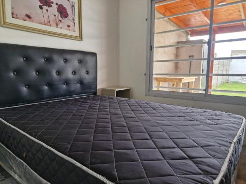 アスルにあるLugar de Descanso Azulの大きな窓のある部屋にある大きなベッド