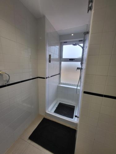 a small bathroom with a shower with a window at El Soleado El Rincon in Campoamor