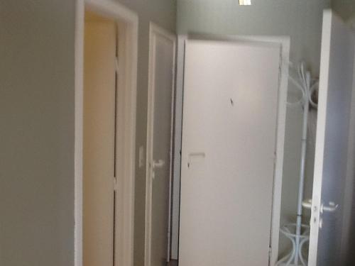 a white door in a room with a mirror at Morgenzon Apartment in Nieuwpoort