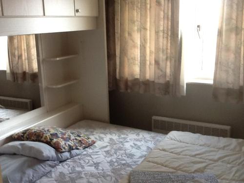 ein Bett mit einem Kissen darauf in einem Schlafzimmer in der Unterkunft Morgenzon Apartment in Nieuwpoort