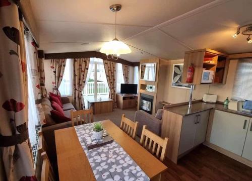 Η κουζίνα ή μικρή κουζίνα στο Spacious and modern 3 bedroom Doniford Bay Haven Caravan Park Static Caravan
