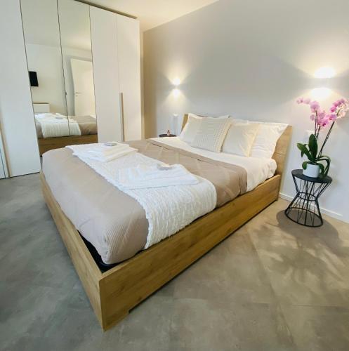 Ένα ή περισσότερα κρεβάτια σε δωμάτιο στο Elisa Apartments A - in front of the walls of Lucca