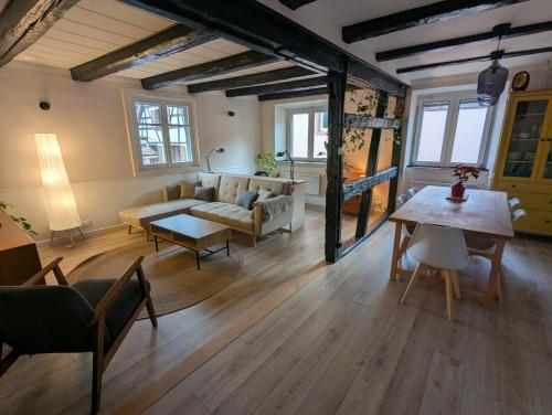 un salon avec un canapé et une table dans l'établissement Aux Portes du Vignoble, à Rosheim