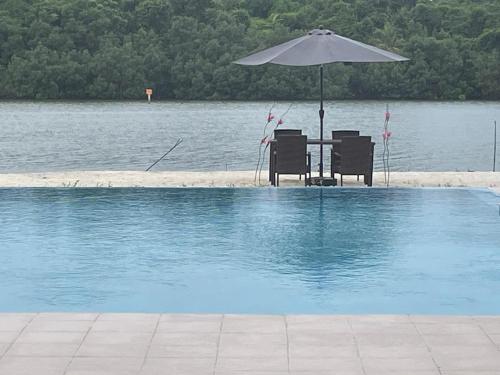 Madigane Residence Assinieの敷地内または近くにあるプール