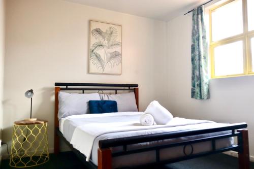a bedroom with a bed and a window at City Backpackers HQ in Brisbane