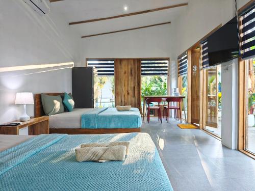 een slaapkamer met een bed en een eetkamer bij Island World Panglao in Panglao