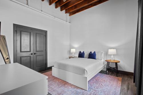 Ένα ή περισσότερα κρεβάτια σε δωμάτιο στο Riverfront Loft - Walk to Arch, Casino, Conventions in Minutes